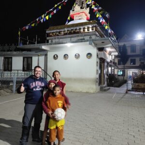 jugando al futbol en monasterio